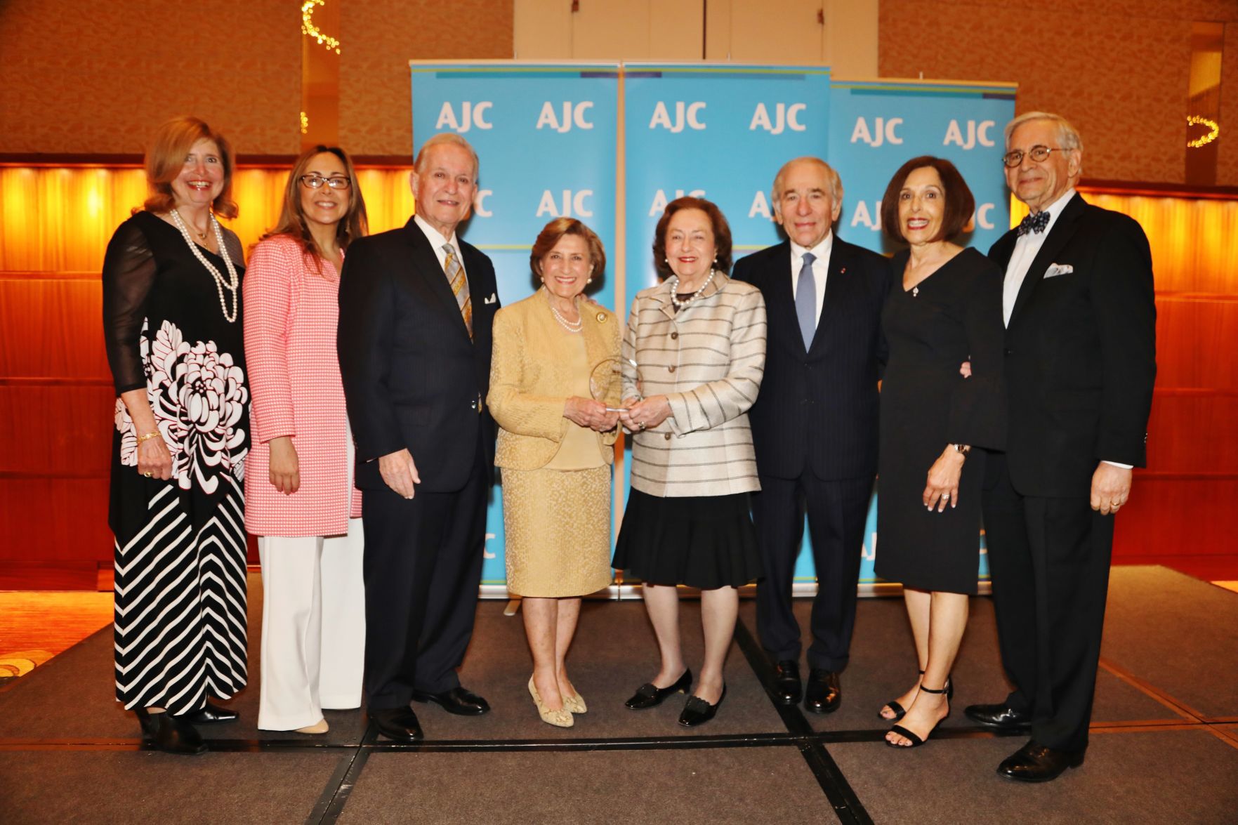 Joan Silber, Past Board President, Nancy Lisker, Regional Director, Edwin and Lenore Pepper, Honorees, Marilyn and Ambassador Sam Fox, Susan and Rabbi Howard Kaplansky, AJC St. Louis Board President